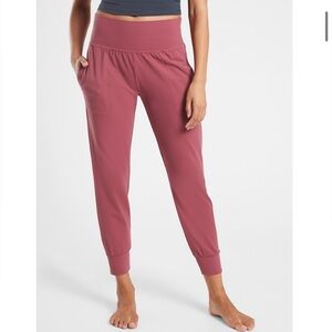Beautiful 🩷 pink Athleta Salutation jogger in powervita; size LG